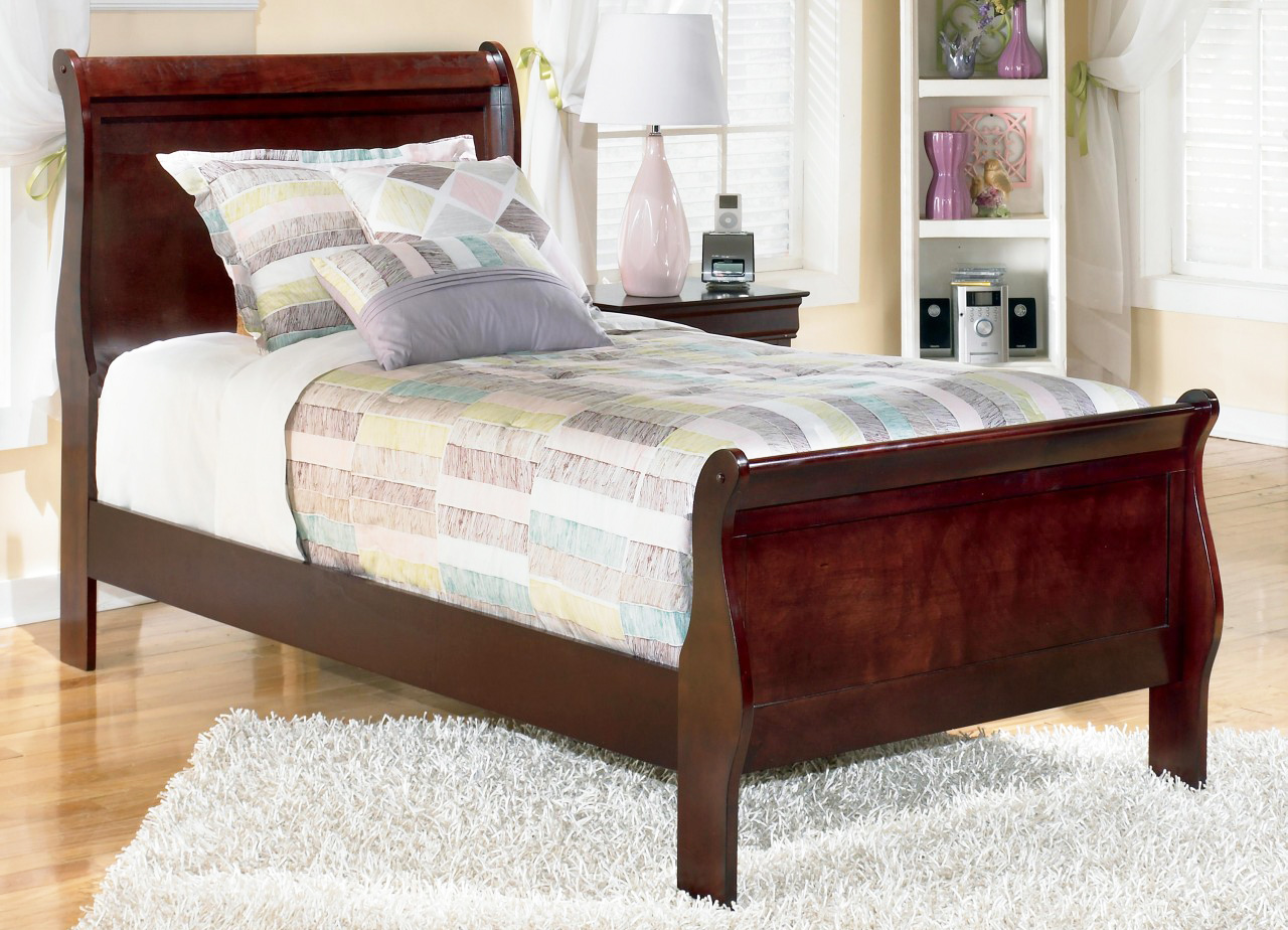 Minimalist Sleigh Bed Bedroom Ideas for Simple Design