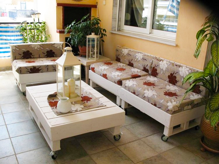 Outdoor-furniture-with-diy-white-wooden-pallet-in-modern-outdoor-furniture-sets-with-whie-square-pallet-coffee-table-and-white-sofa-pallet