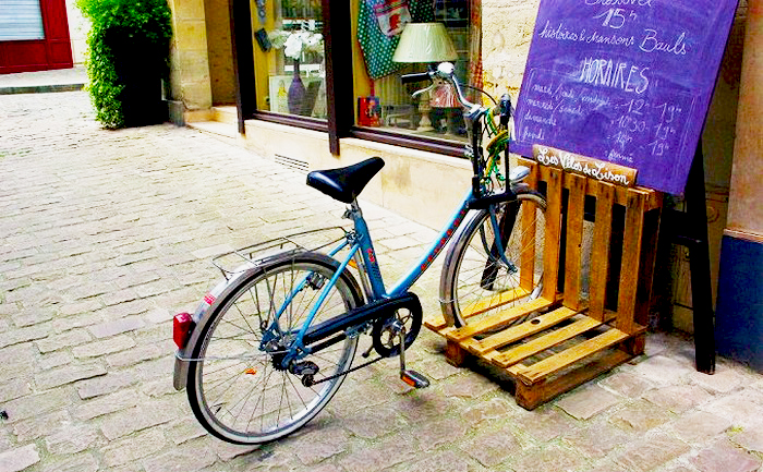 pallet-storage-furniture-Pallet-Bike-Rack-as-pallet-project-ideas-for-storage-solution-bike-rack-parking-in-front-of-store-home-furnishing