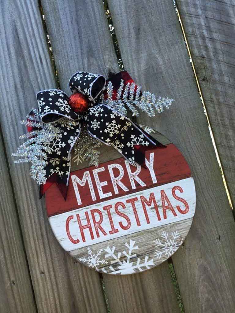 Four Homemade Christmas Door Hangers Design That You Should Know | Roy Home Design