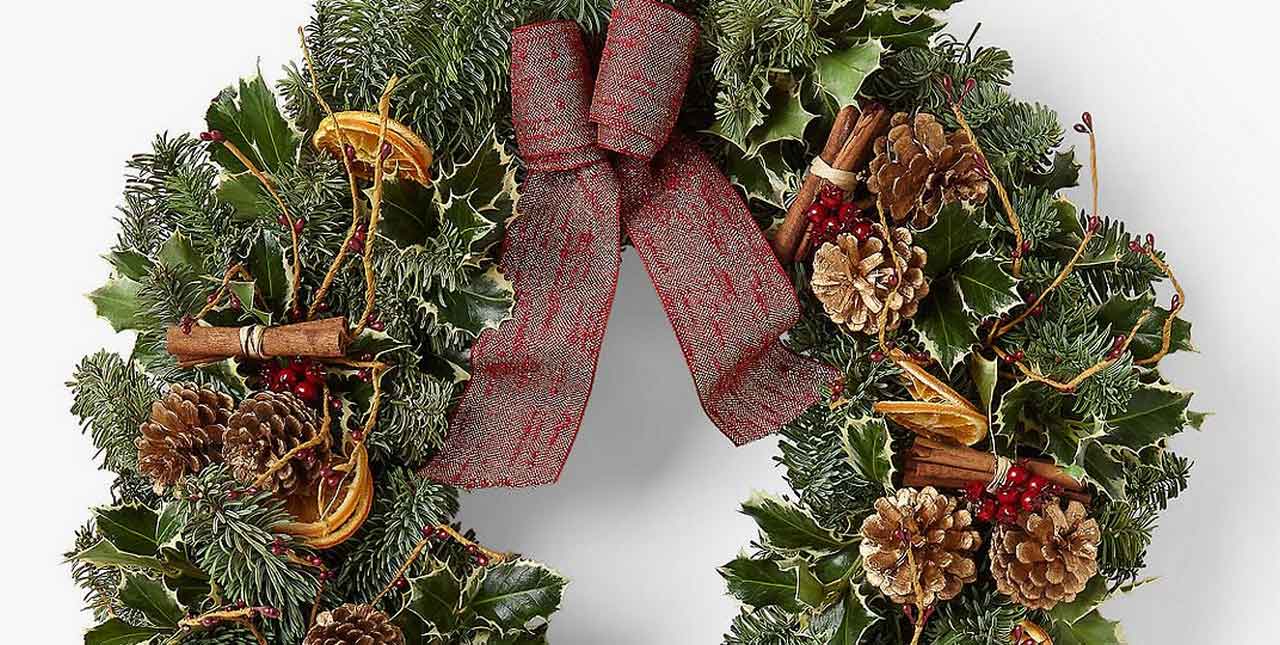 Cute Christmas Door Wreaths Ideas You Should Adopt ASAP | Christmas Door Wreaths