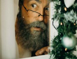 Christmas Garland Front Door Hanging Hacks You Need to Know | Roy Home Design