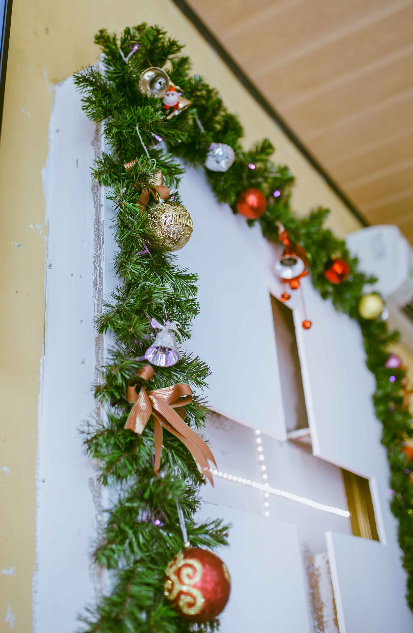 Christmas Garland Front Door Hanging Hacks You Need to Know | Roy Home Design