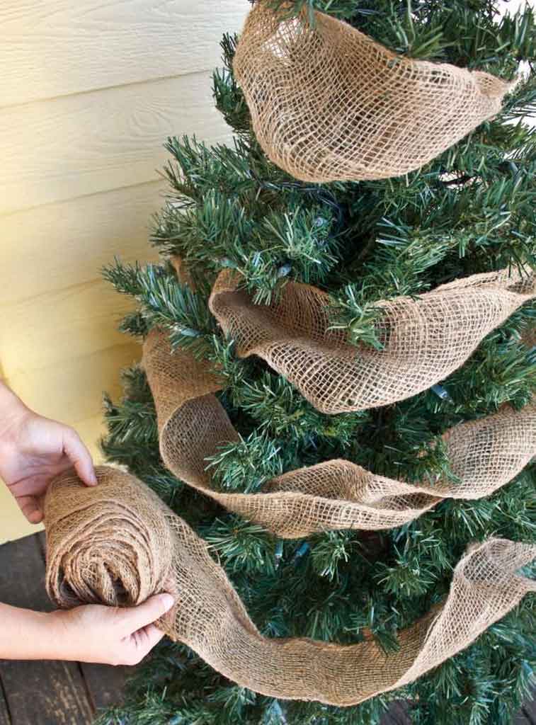 Check Out How to Decorate Country-Style Front Door Christmas Trees | Roy Home Design