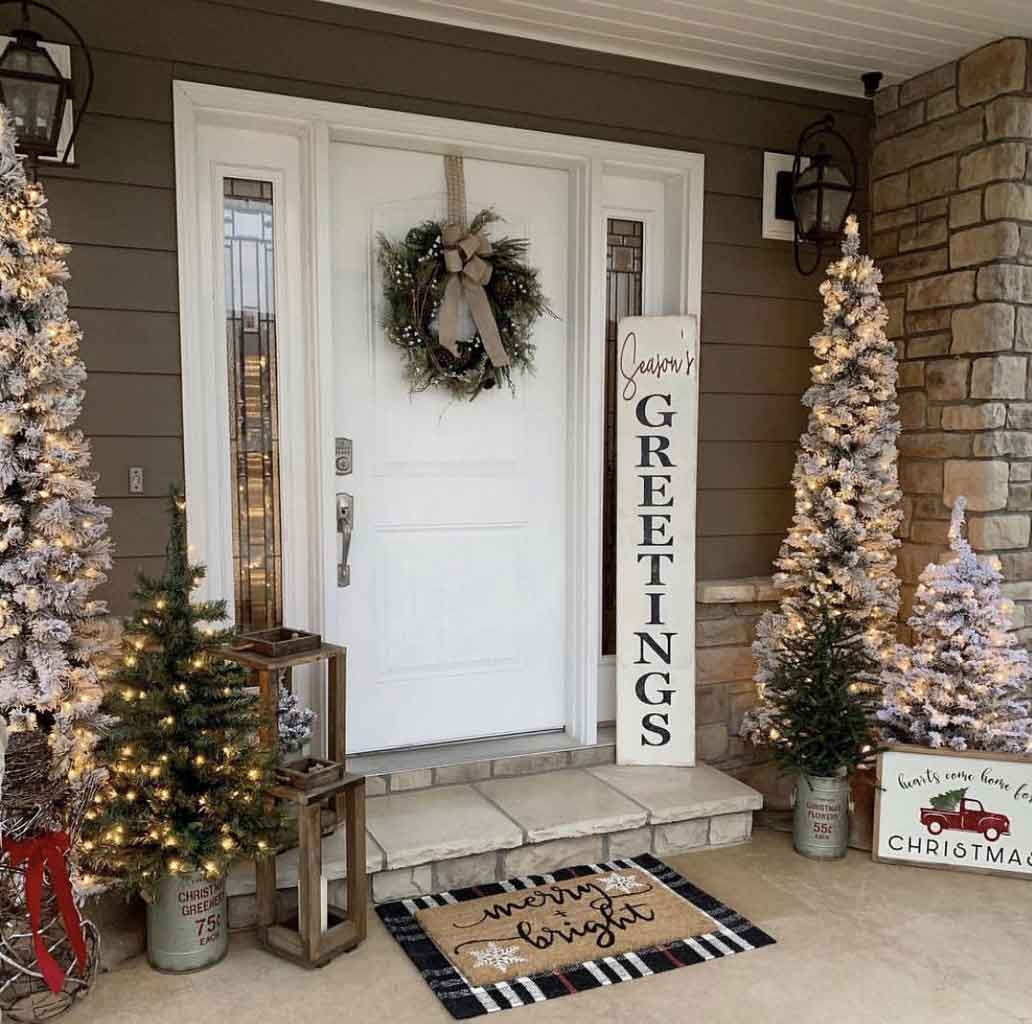 Check Out How to Decorate Country-Style Front Door Christmas Trees | Roy Home Design