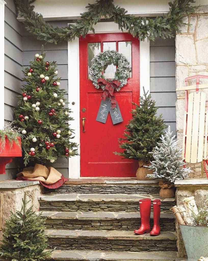 Check Out How to Decorate Country-Style Front Door Christmas Trees | Roy Home Design