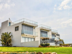 Modern Contemporary Homes For Family Gathering On Weekends | Roy Home Design