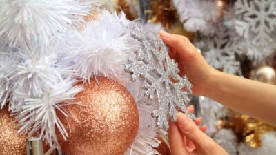 Check Out How to Decorate Country-Style Front Door Christmas Trees | Roy Home Design