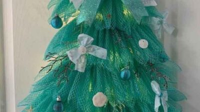 Four Homemade Christmas Door Hangers Design That You Should Know | Roy Home Design