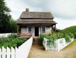 Fence For Around A House And Different Kinds Of It You Should Know | Roy Home Design