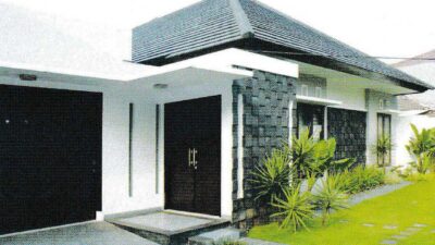 Why Indoor Garden in Minimalist Tropical House so Famous? | Roy Home Design