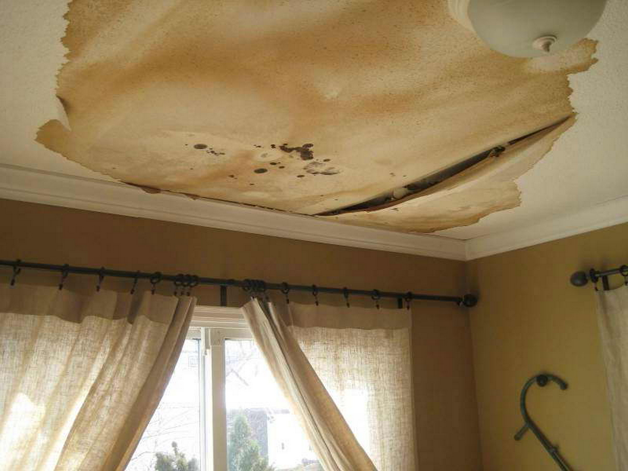 Prevent a Leaky Roof from Water Damage and How to Stop it