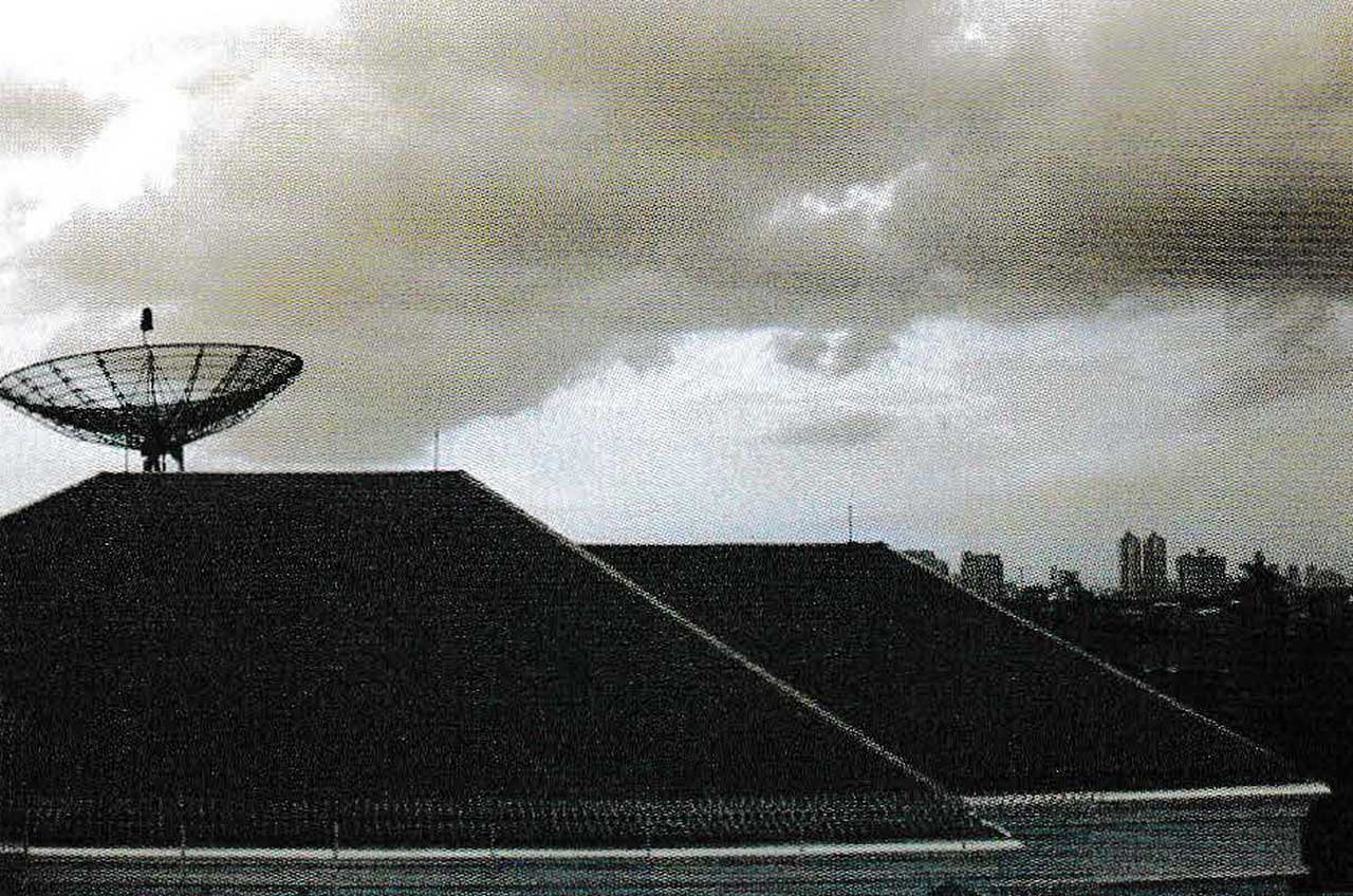 Prevent a Leaky Roof from Water Damage and How to Stop it