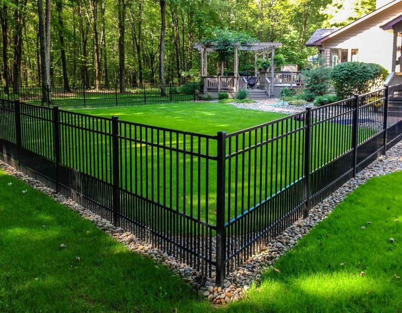 Various Model Of Backyard Fencing Ideas For Dogs to Carefree Your Pet | Roy Home Design